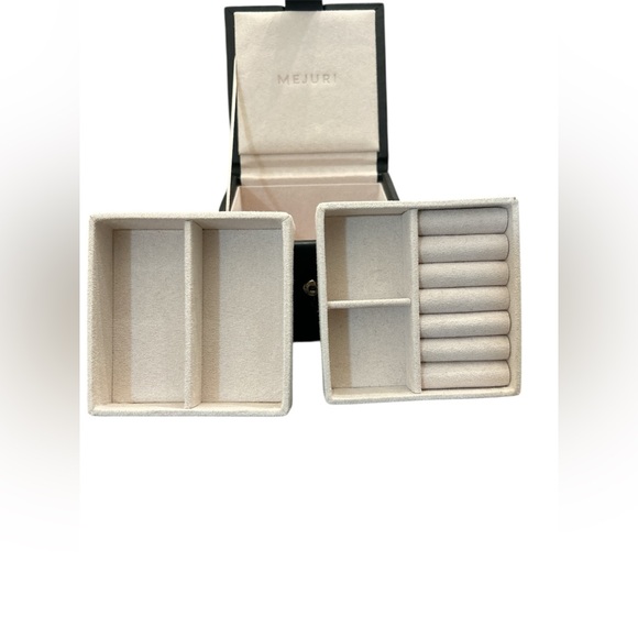 Mejuri Small Jewelry Box Organizer in Black And Cream Anti Tarnish Microsuede - Picture 4 of 8